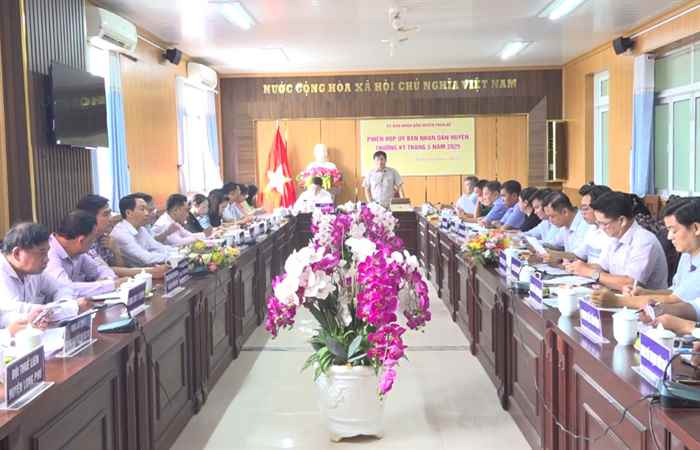 Phiên họp UBND huyện thường kỳ tháng 5 năm 2025